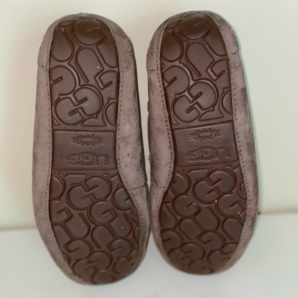 UGG Womenโs Dakota Slippers/Moccasins - Picture 3 of 6